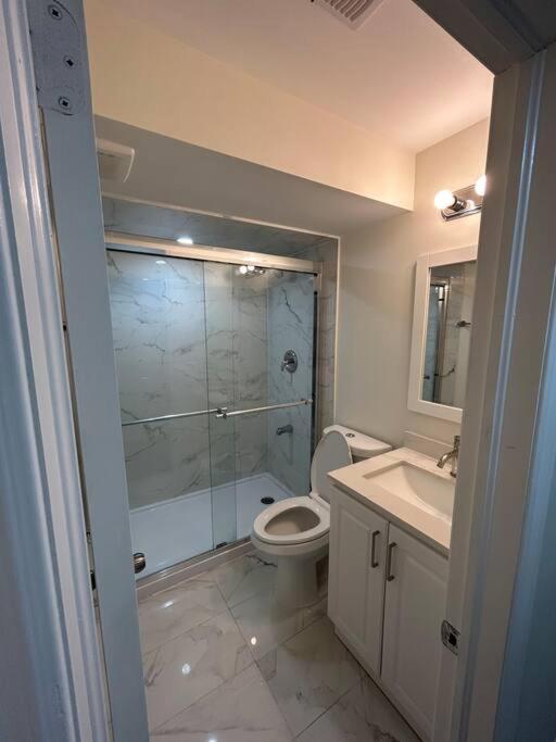 2 Bedroom Private Apartment With Private Entrance Brampton Exteriör bild