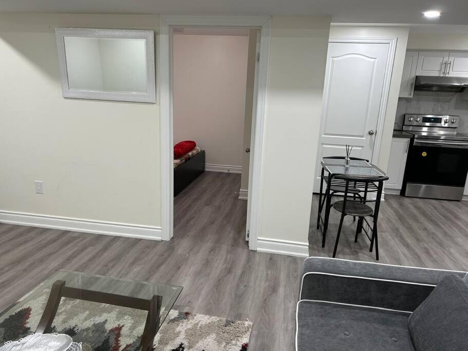 2 Bedroom Private Apartment With Private Entrance Brampton Exteriör bild