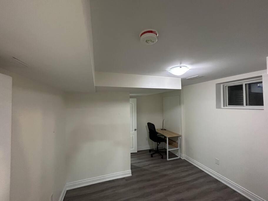 2 Bedroom Private Apartment With Private Entrance Brampton Exteriör bild