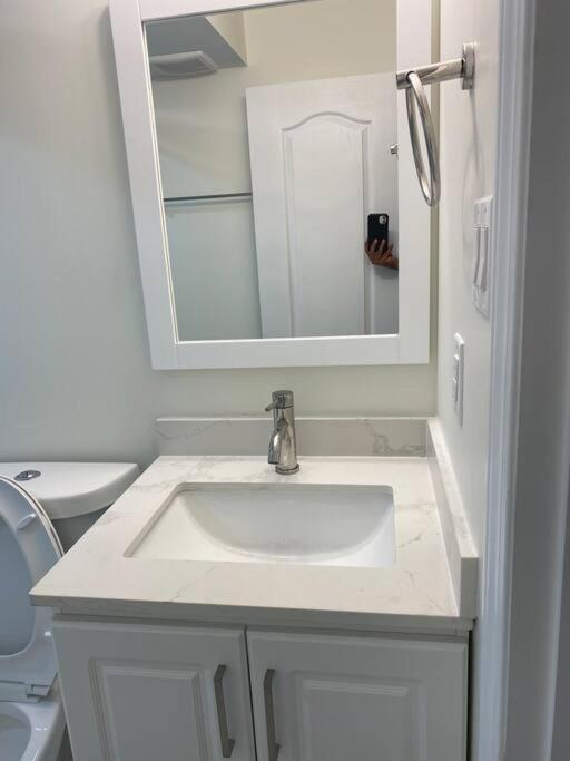 2 Bedroom Private Apartment With Private Entrance Brampton Exteriör bild