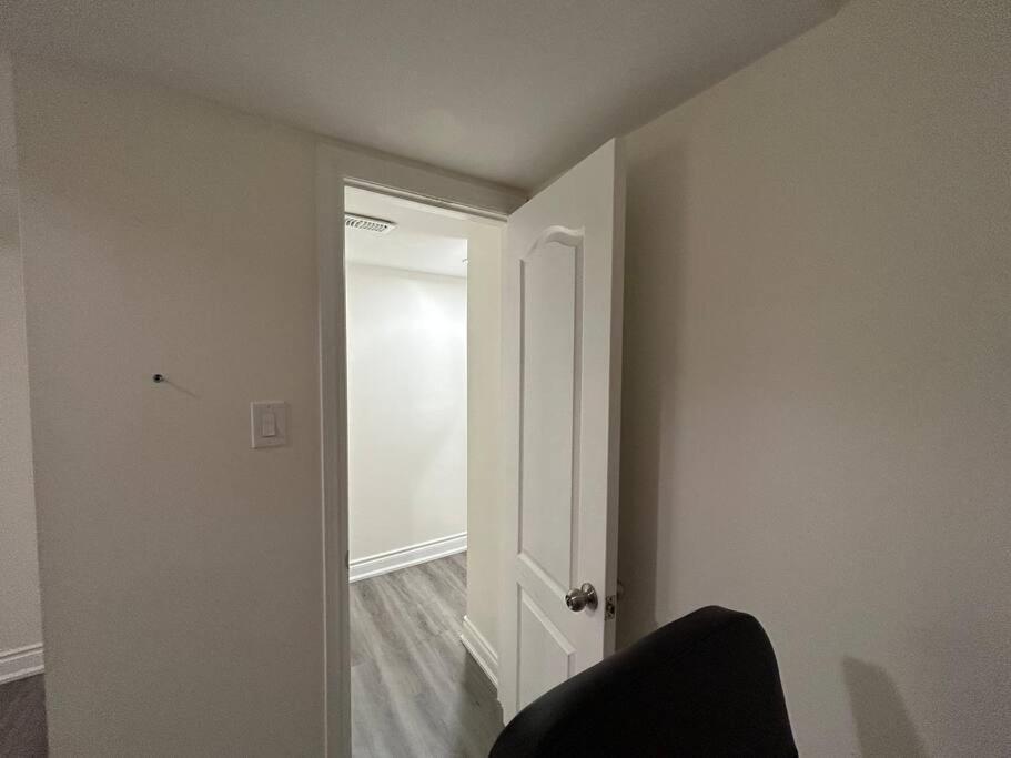 2 Bedroom Private Apartment With Private Entrance Brampton Exteriör bild