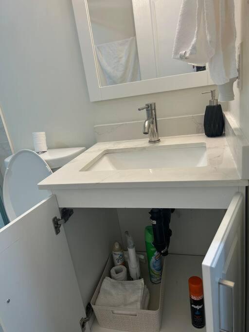 2 Bedroom Private Apartment With Private Entrance Brampton Exteriör bild