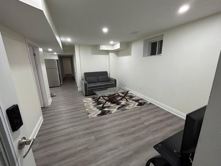 2 Bedroom Private Apartment With Private Entrance Brampton Exteriör bild