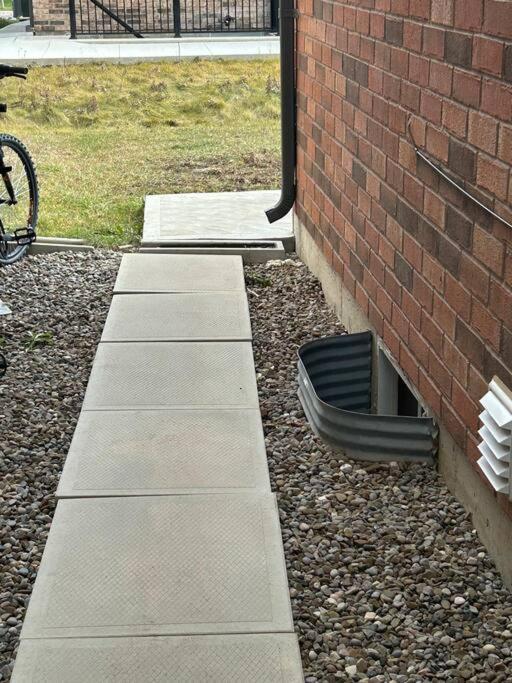 2 Bedroom Private Apartment With Private Entrance Brampton Exteriör bild