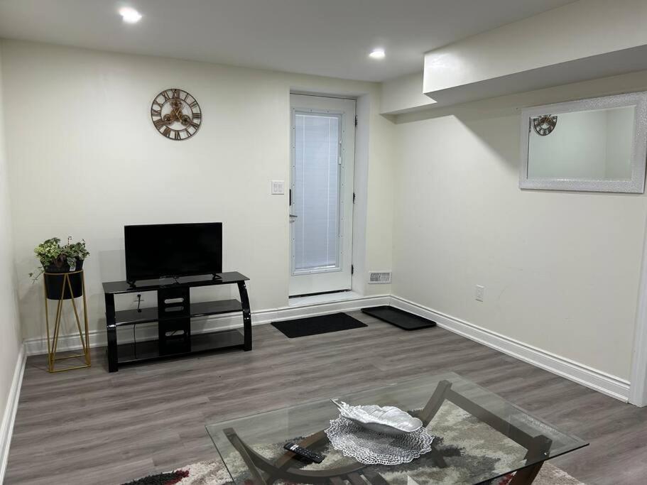 2 Bedroom Private Apartment With Private Entrance Brampton Exteriör bild