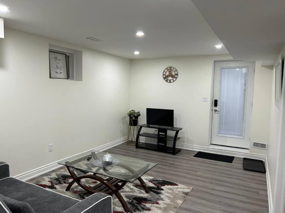 2 Bedroom Private Apartment With Private Entrance Brampton Exteriör bild